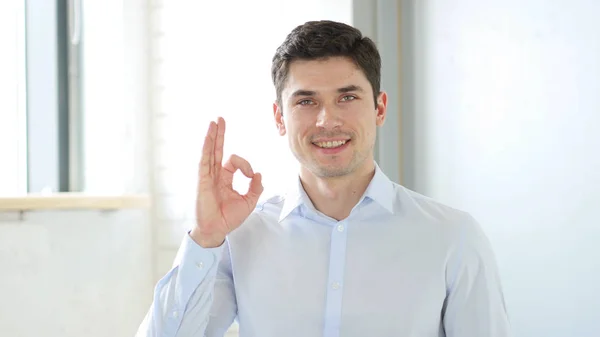 homem feliz por reduzir a coceira